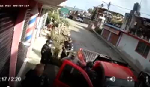Video: Policías estatales siembran estrobos en camioneta de Tejupilco